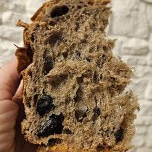 Carica l'immagine nel visualizzatore di Gallery, Pandolive panettone artigianale con olive